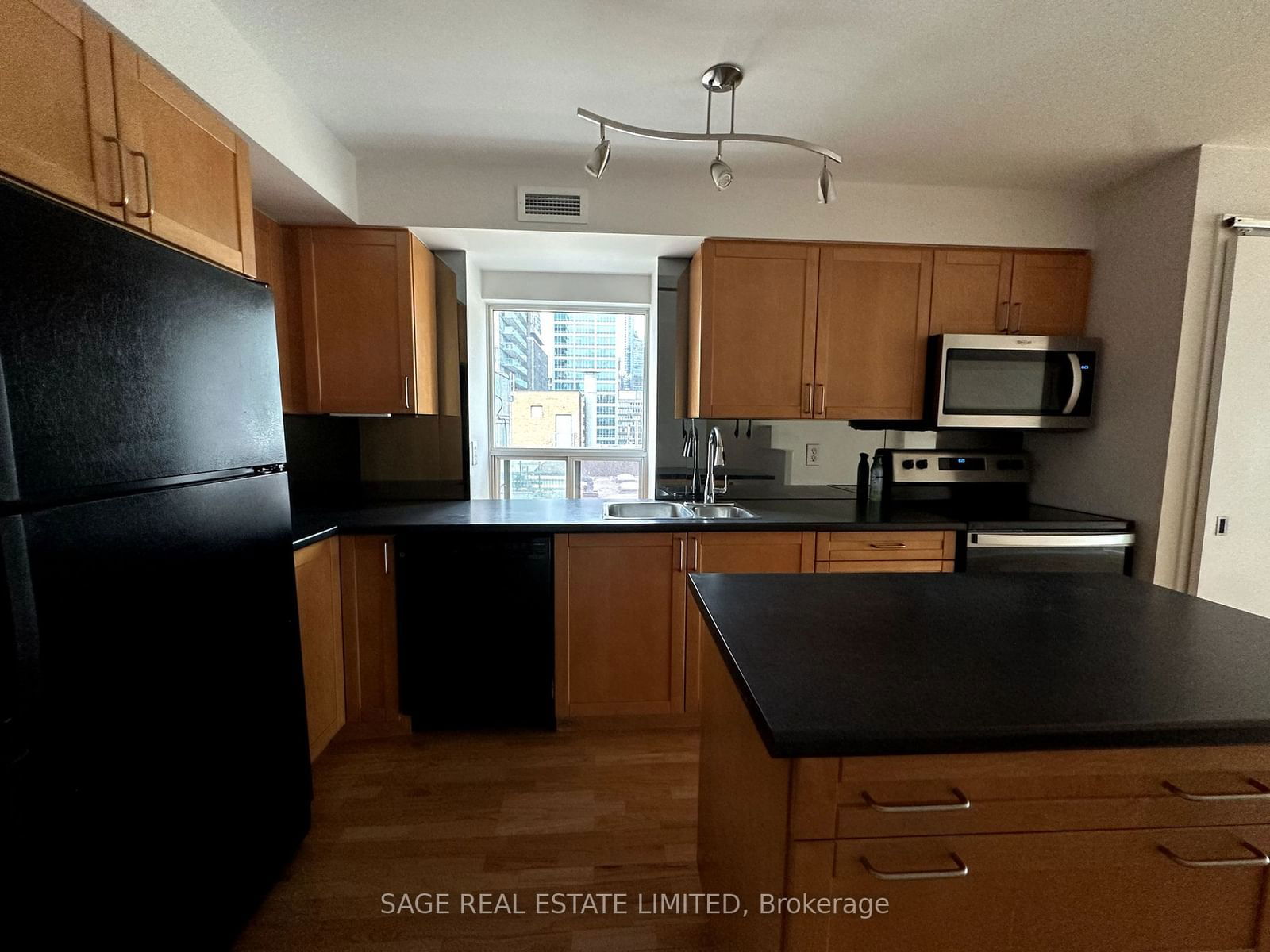 77 Lombard St, unit 901 for rent