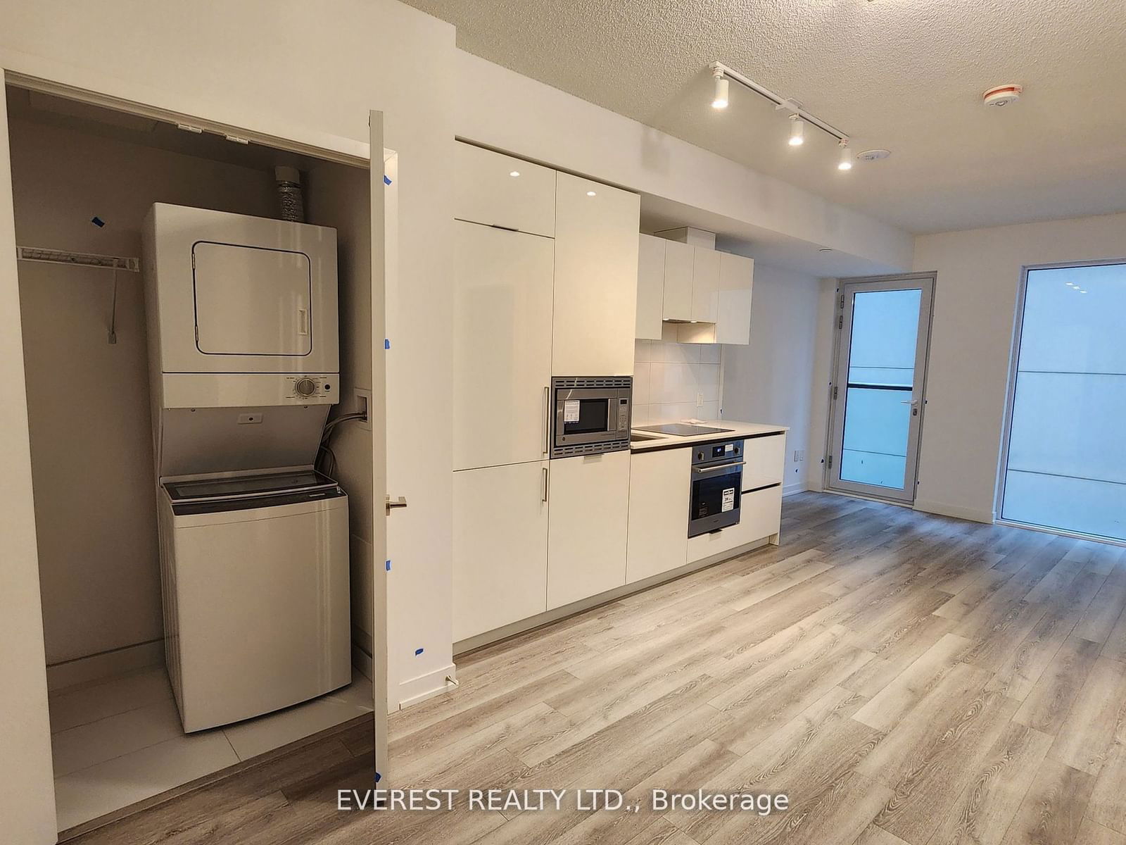 238 Simcoe St, unit 302 for rent