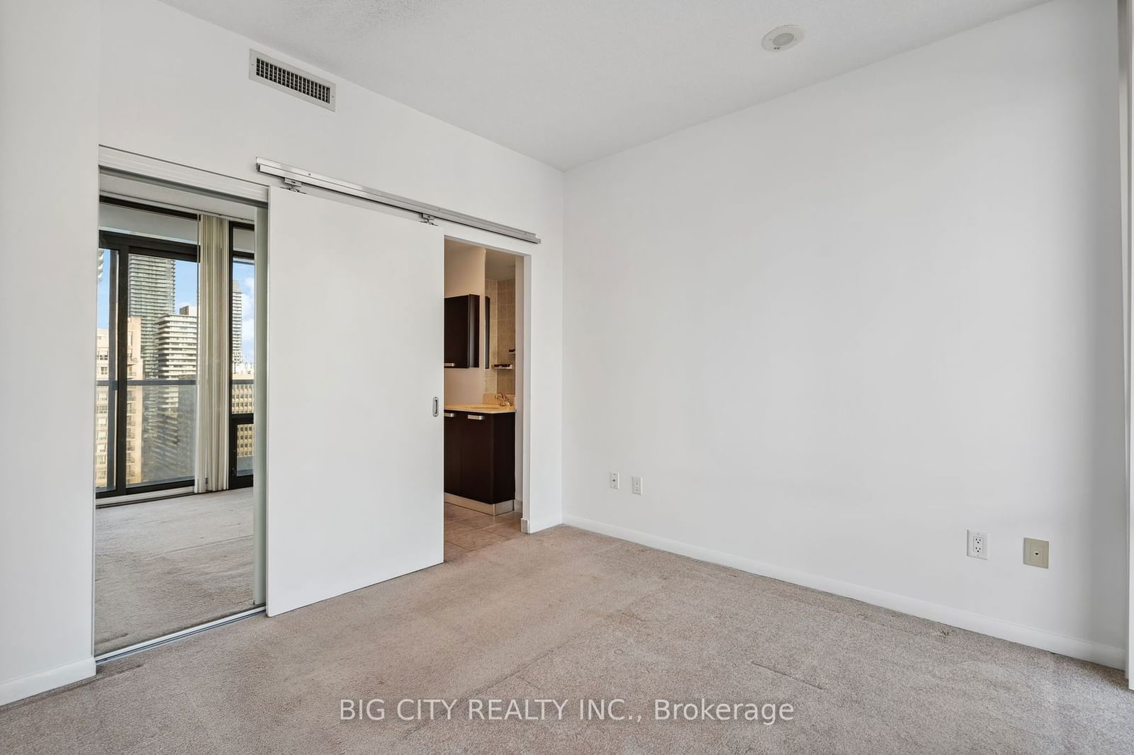 37 Grosvenor St, unit 2407 for rent