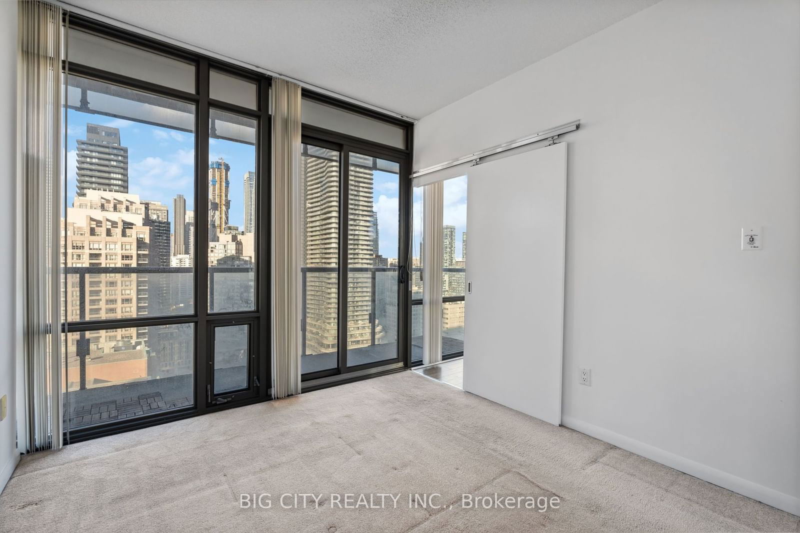 37 Grosvenor St, unit 2407 for rent