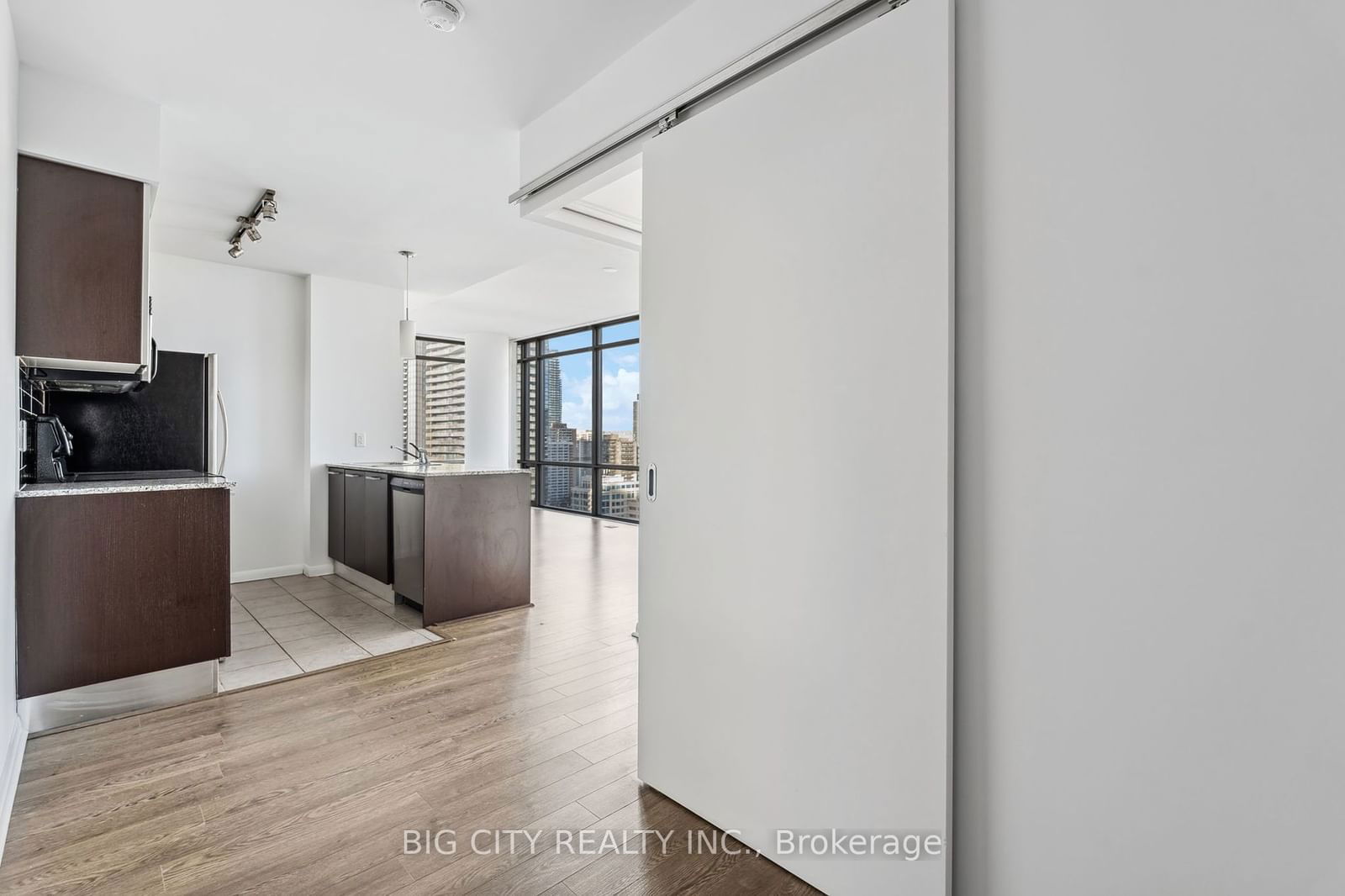 37 Grosvenor St, unit 2407 for rent