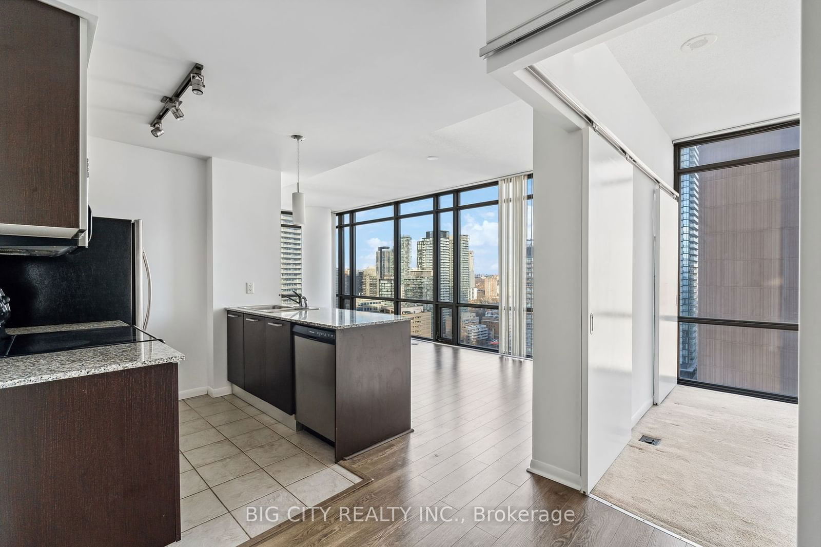 37 Grosvenor St, unit 2407 for rent