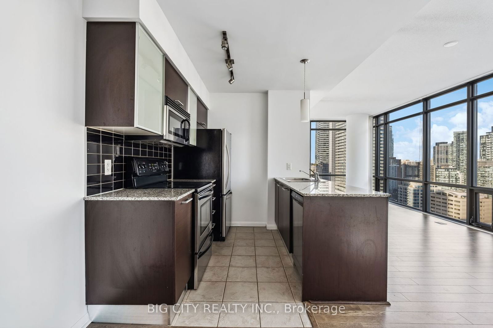 37 Grosvenor St, unit 2407 for rent