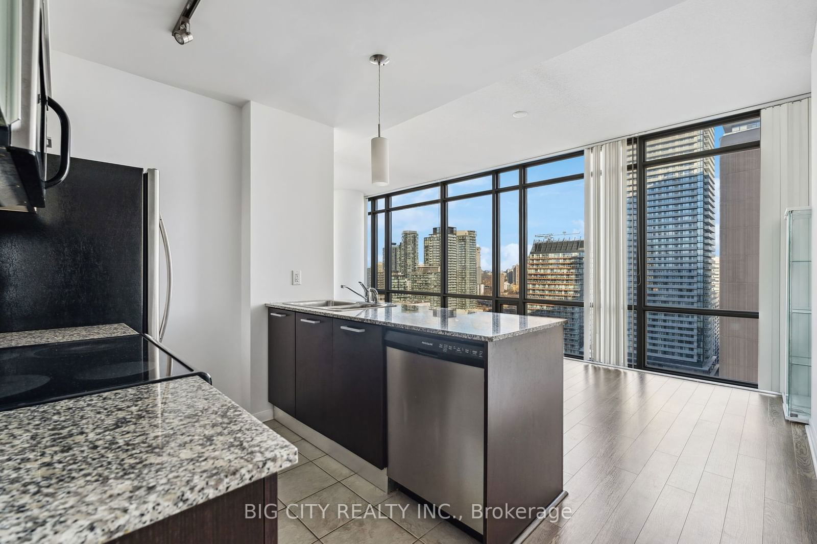 37 Grosvenor St, unit 2407 for rent