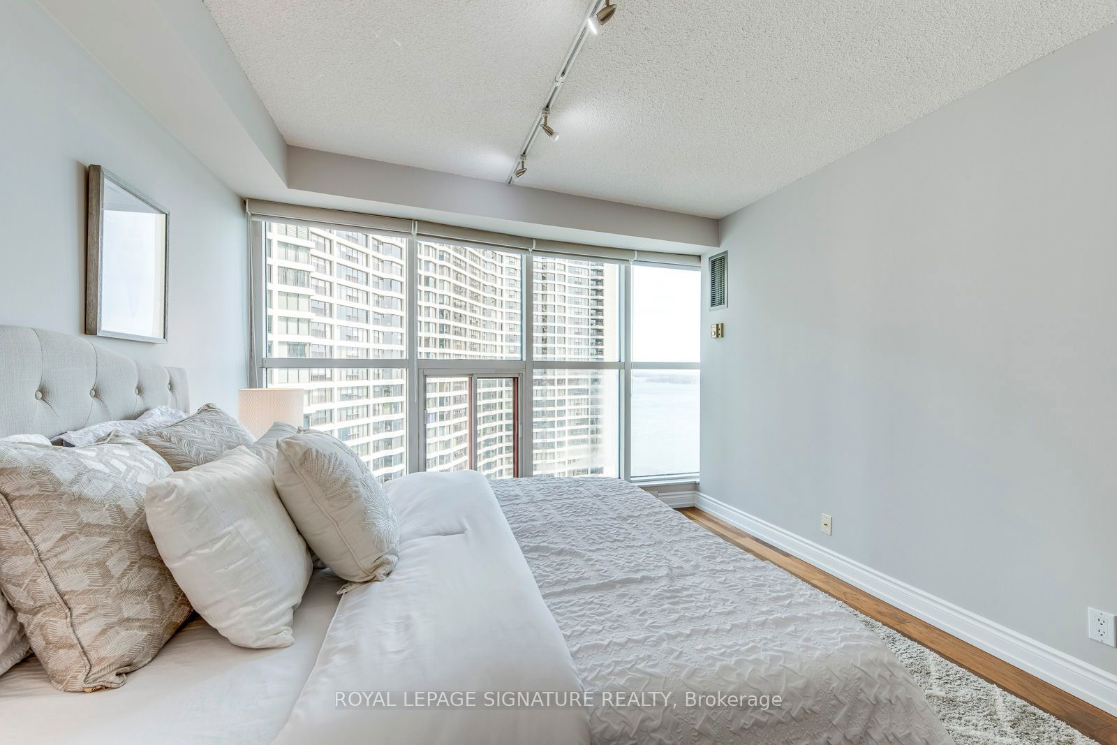 77 Harbour Sq, unit 2207 for sale