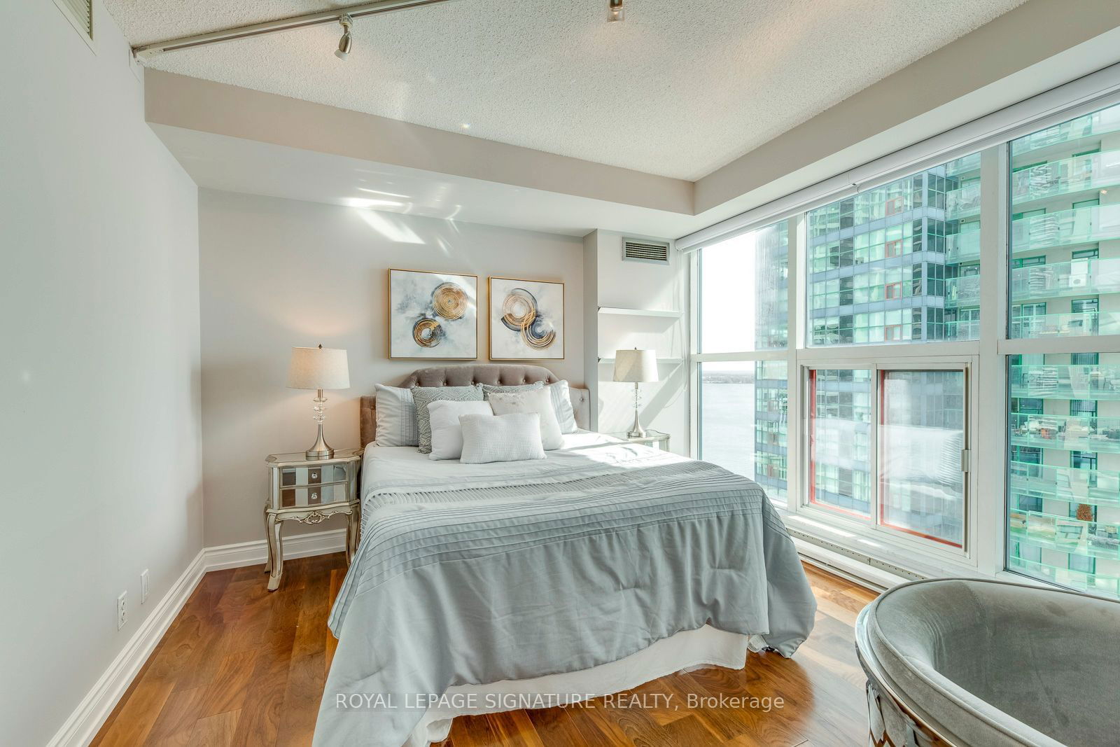 77 Harbour Sq, unit 2207 for sale