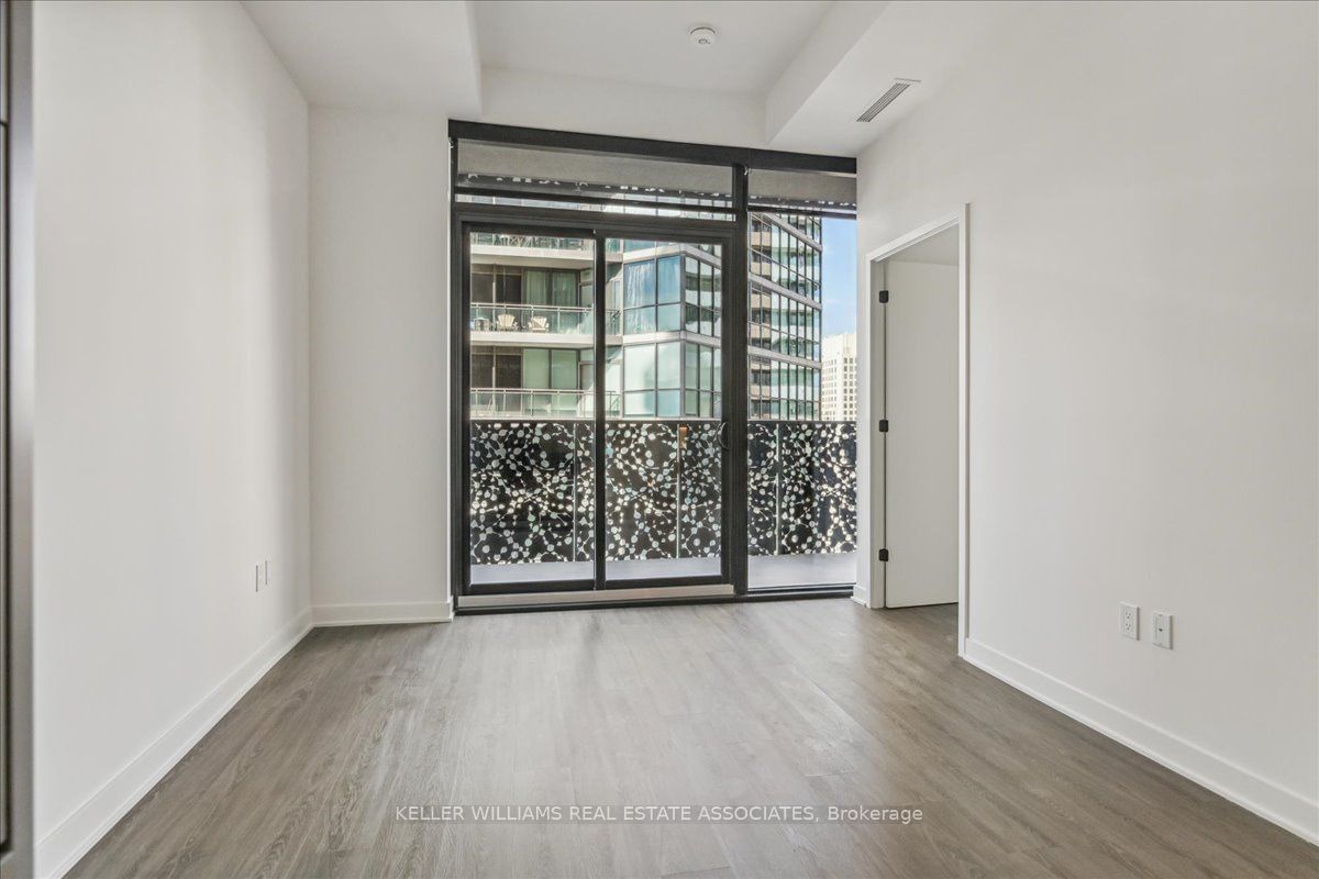 55 Charles St E, unit 3909 for rent