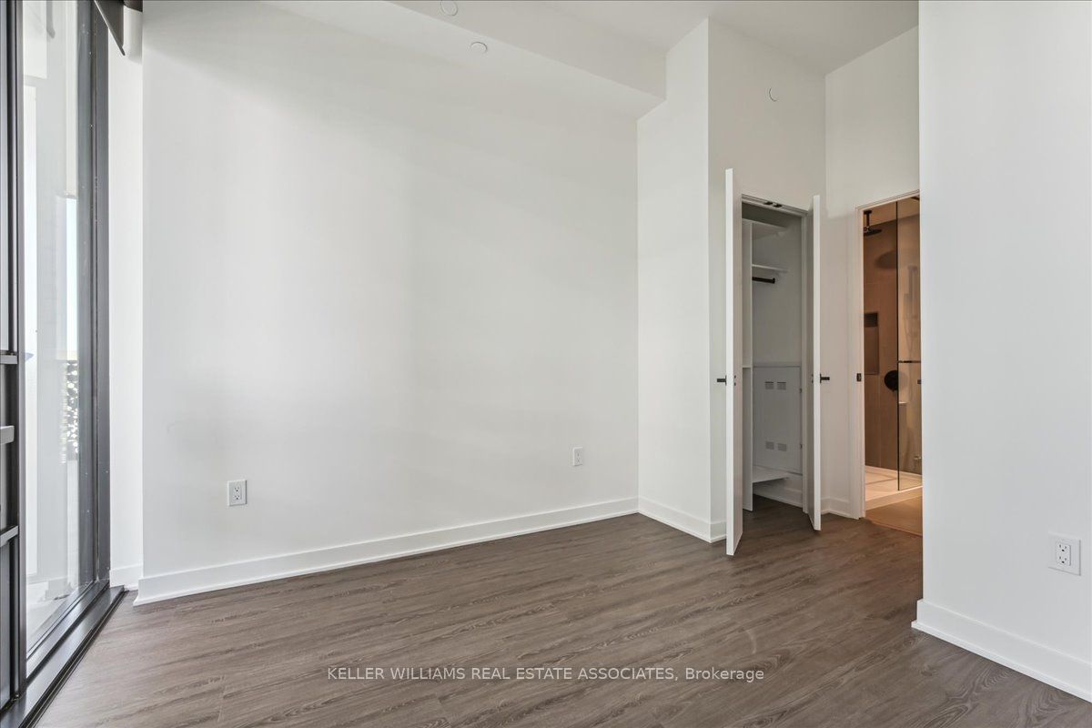 55 Charles St E, unit 3909 for rent