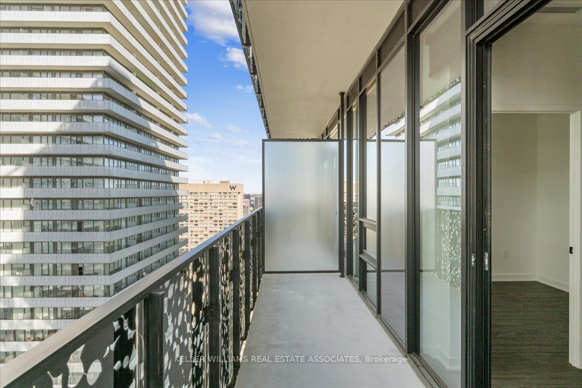 55 Charles St E, unit 3909 for rent