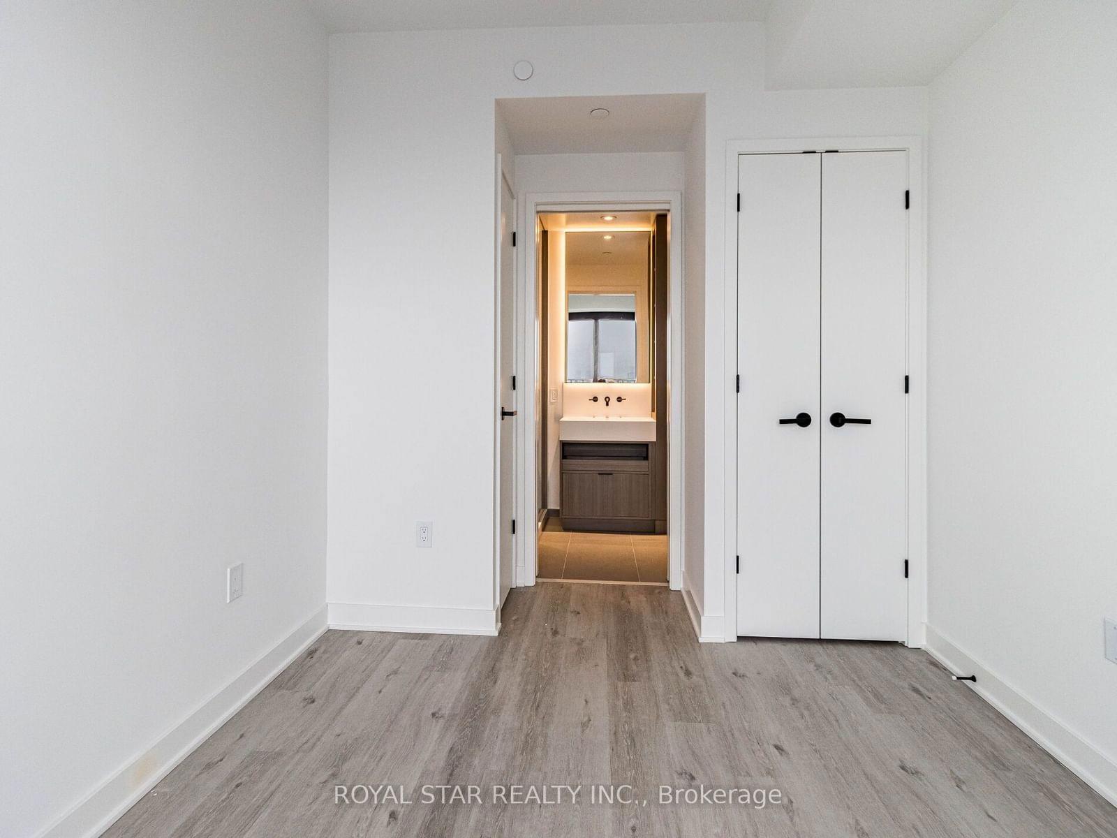 55 Charles St E, unit 4004 for rent