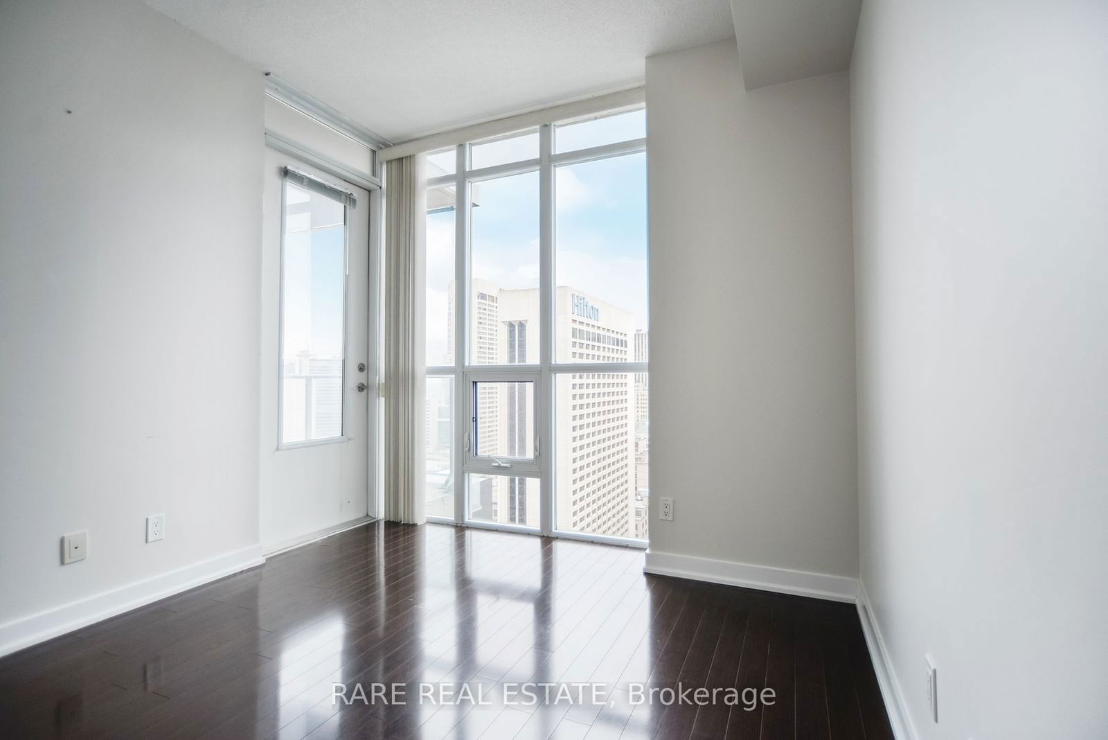 126 Simcoe St, unit 2708 for rent