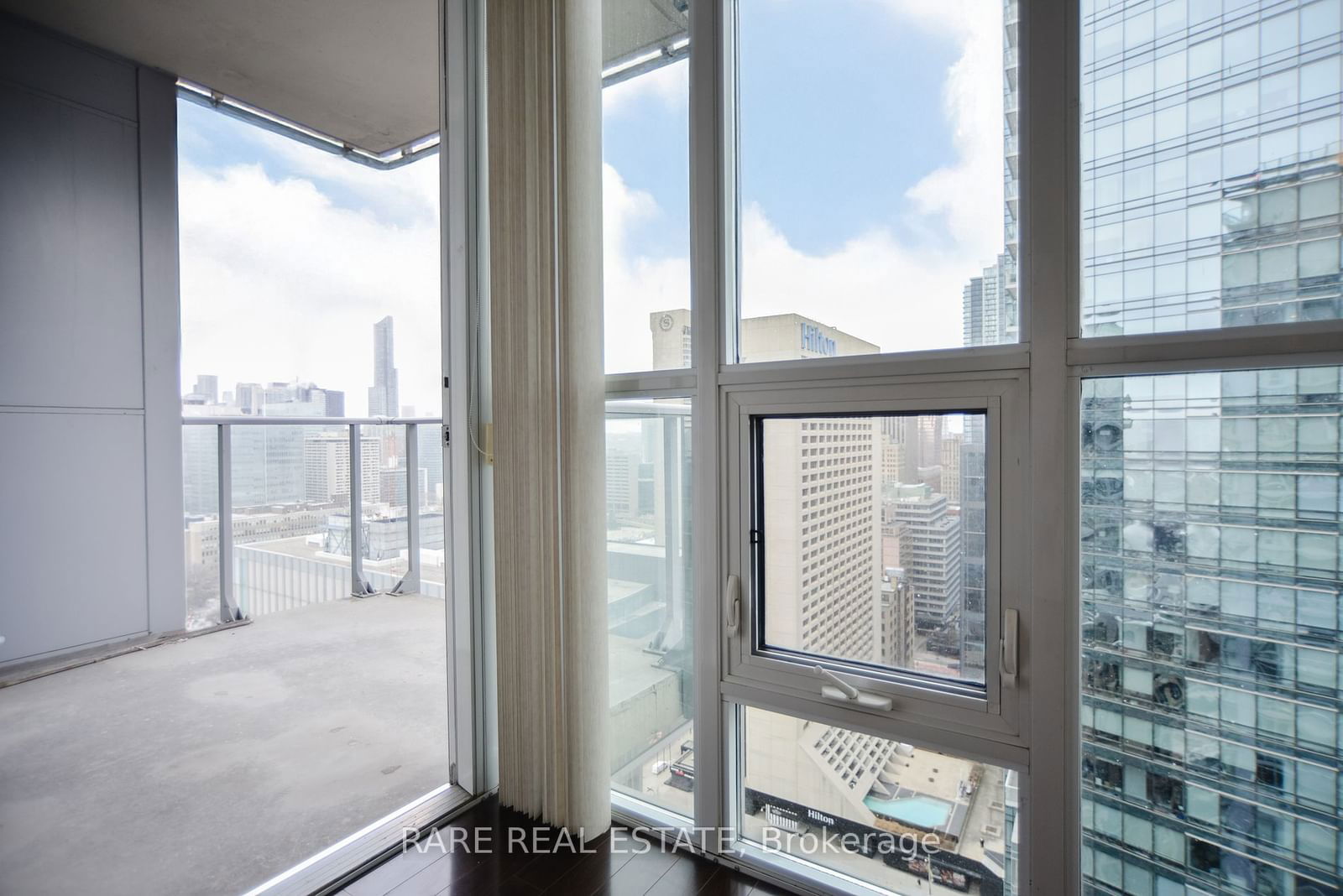 126 Simcoe St, unit 2708 for rent