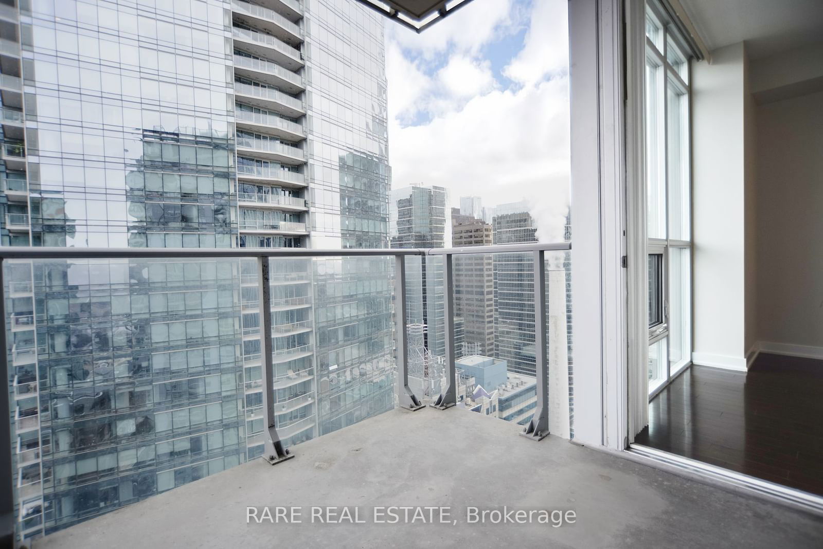 126 Simcoe St, unit 2708 for rent