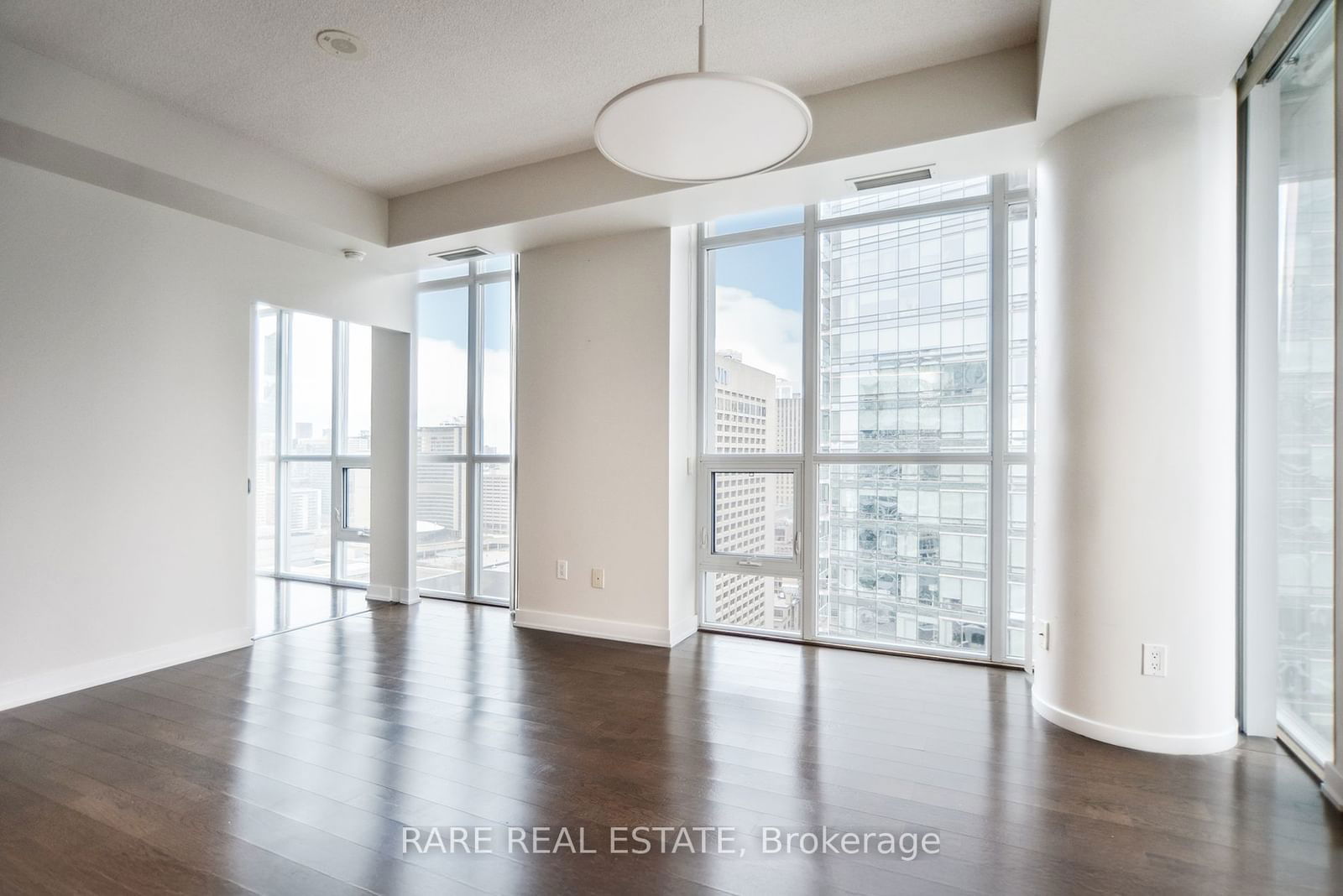 126 Simcoe St, unit 2708 for rent