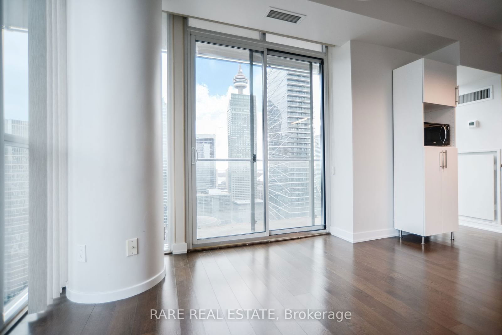 126 Simcoe St, unit 2708 for rent