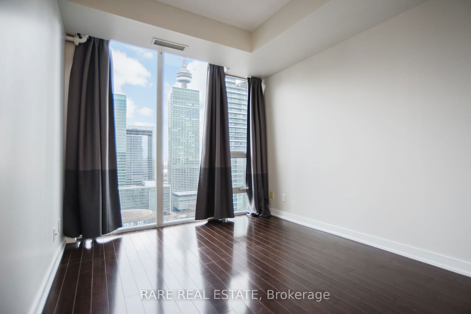 126 Simcoe St, unit 2708 for rent