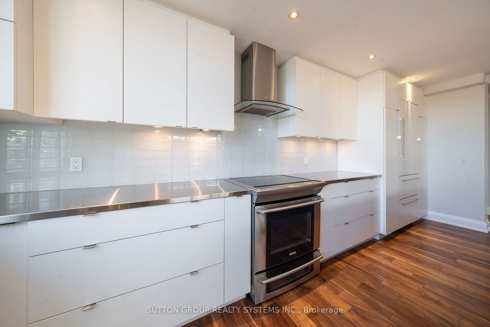 335 Lonsdale Rd, unit PH01 for sale