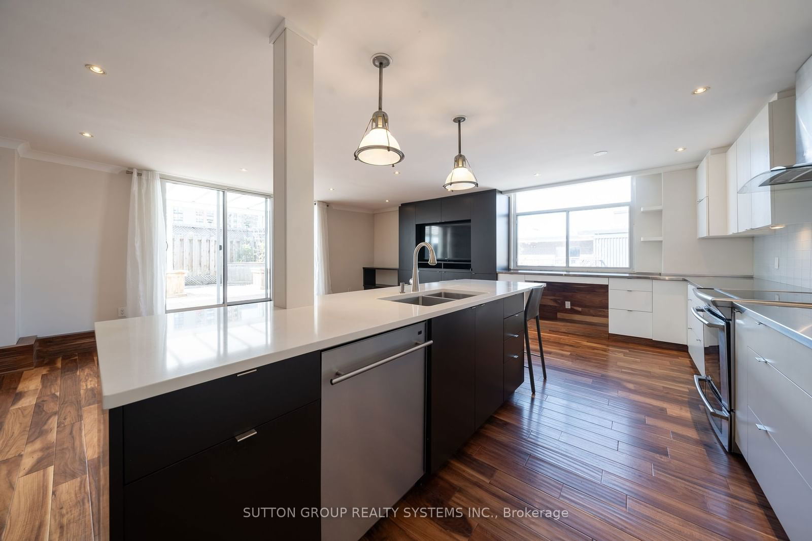 335 Lonsdale Rd, unit PH01 for sale