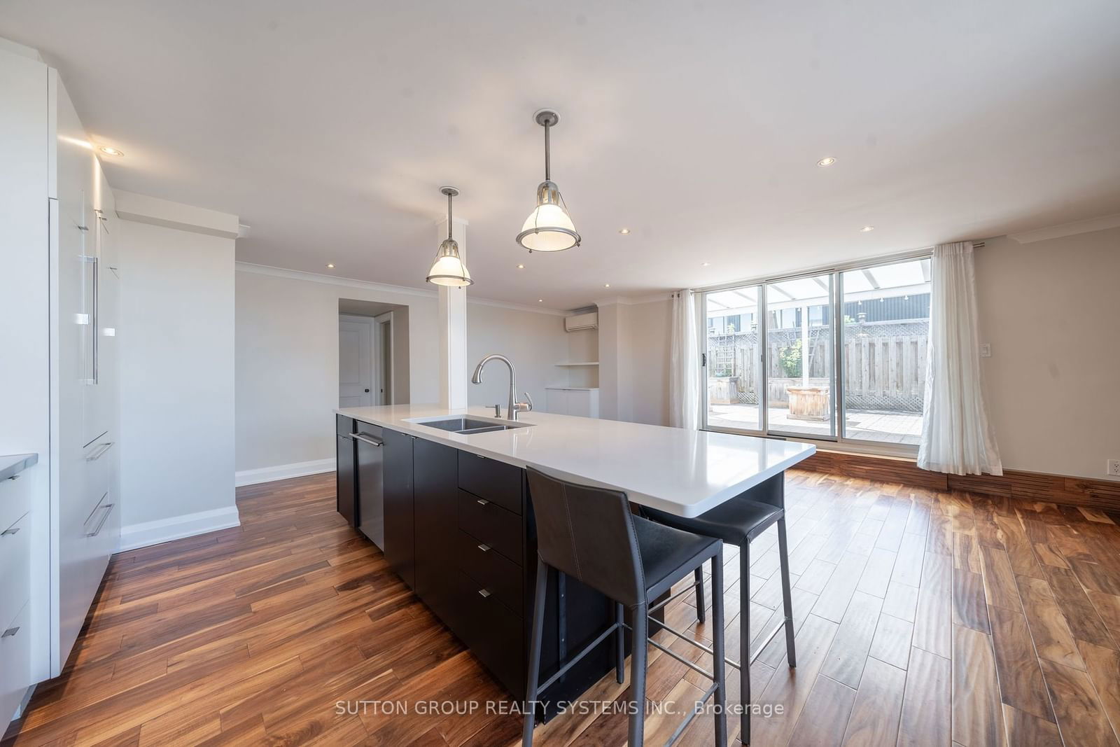 335 Lonsdale Rd, unit PH01 for sale