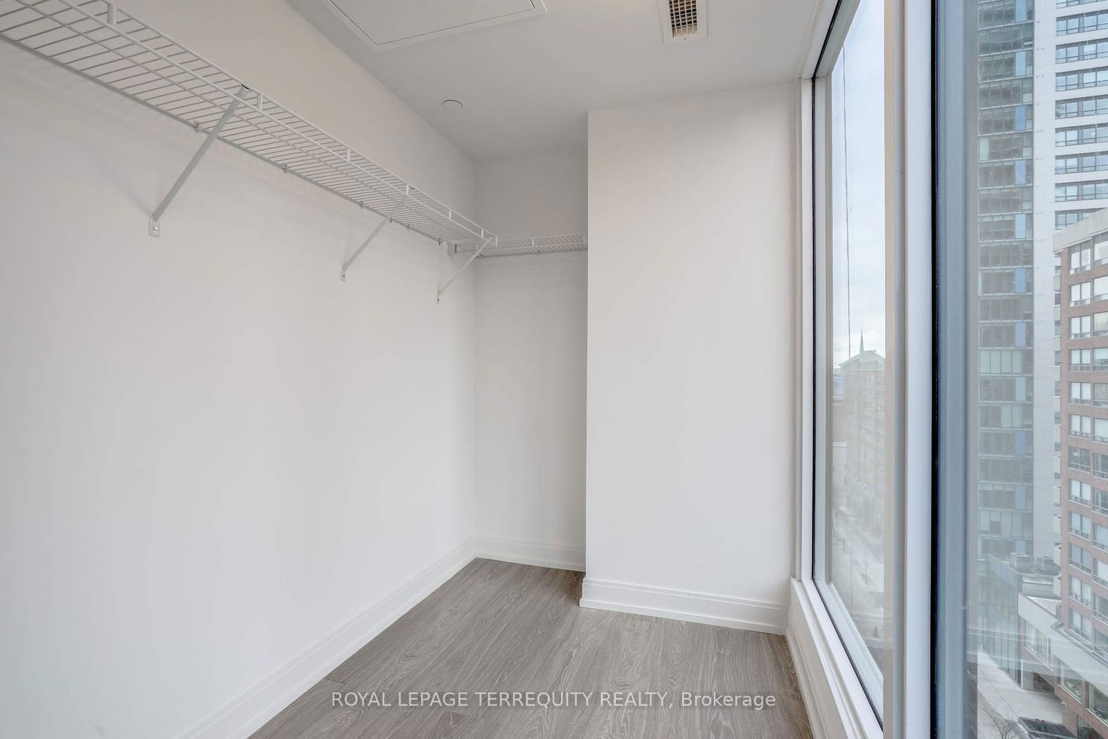 181 Dundas St E, unit 911 for rent