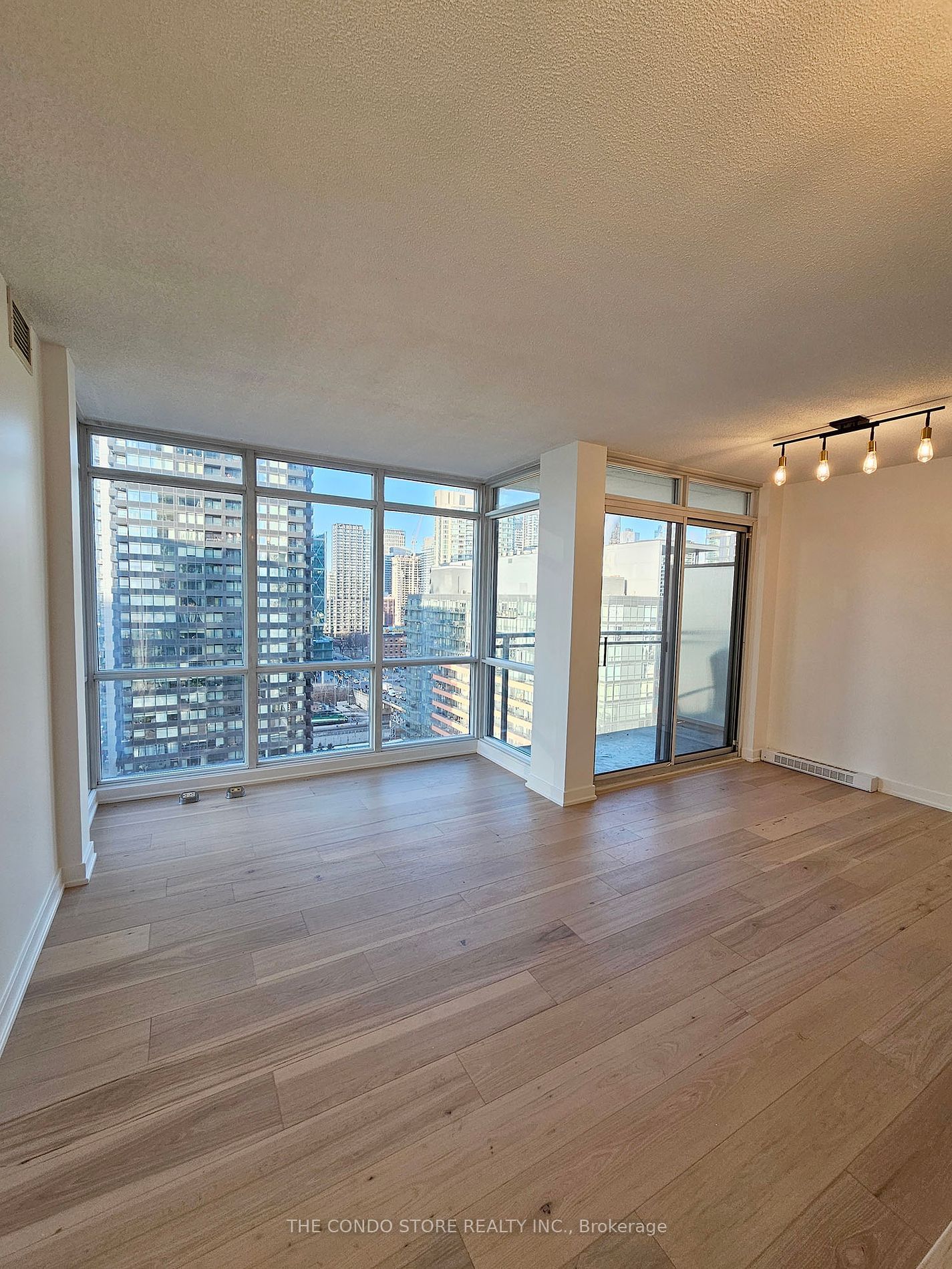 15 Fort York Blvd, unit 2203 for rent