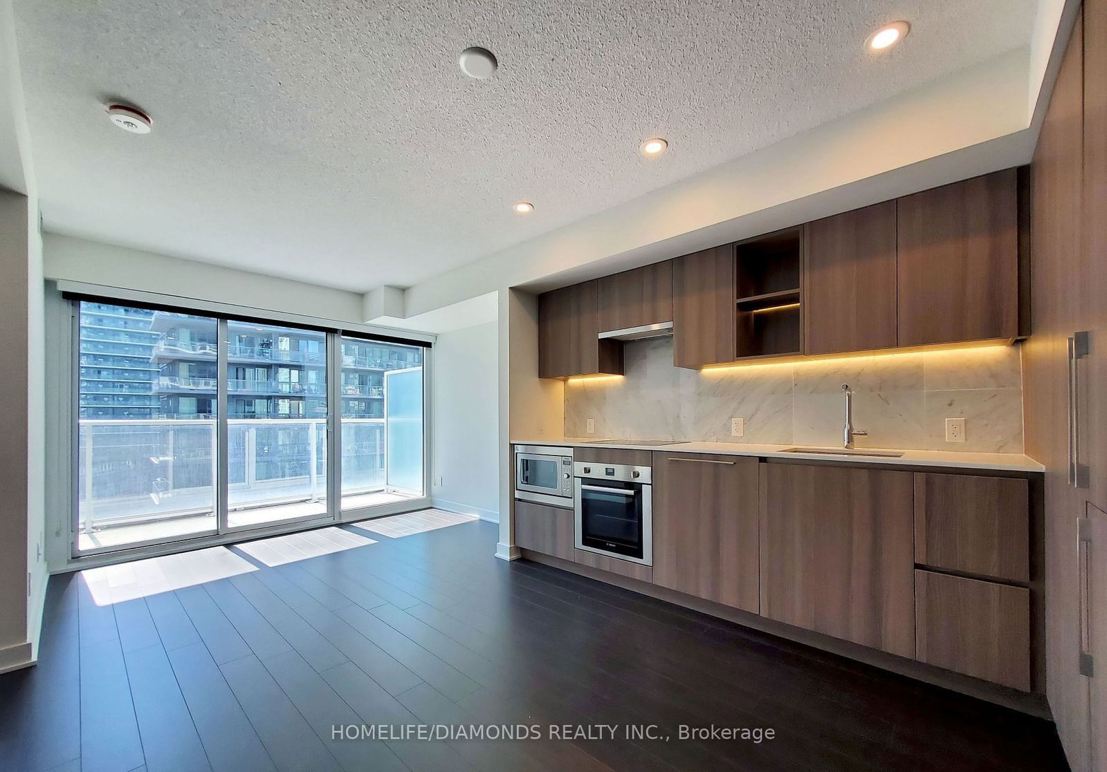 19 BATHURST St, unit 816 for sale