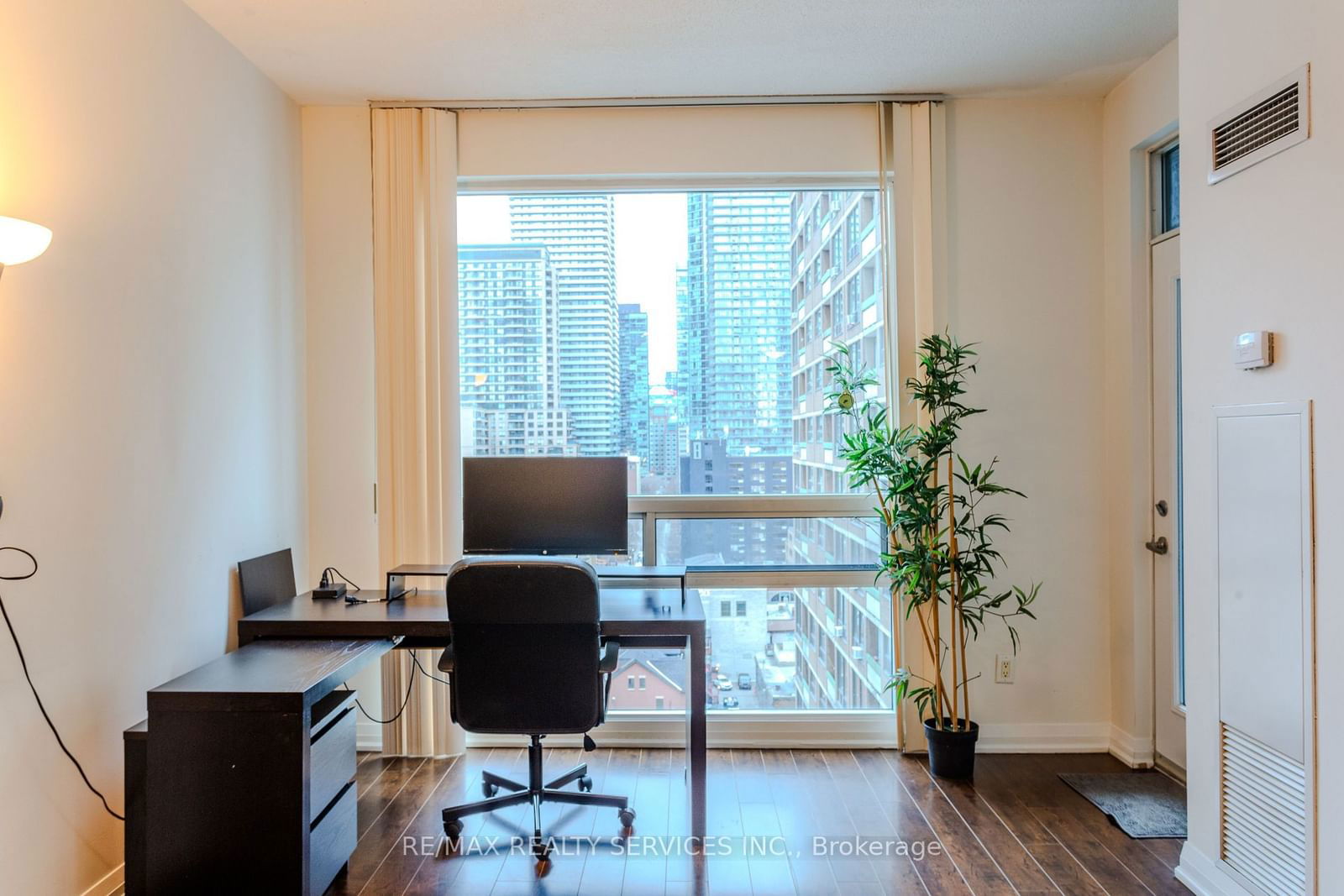 1121 Bay St E, unit 1407 for sale