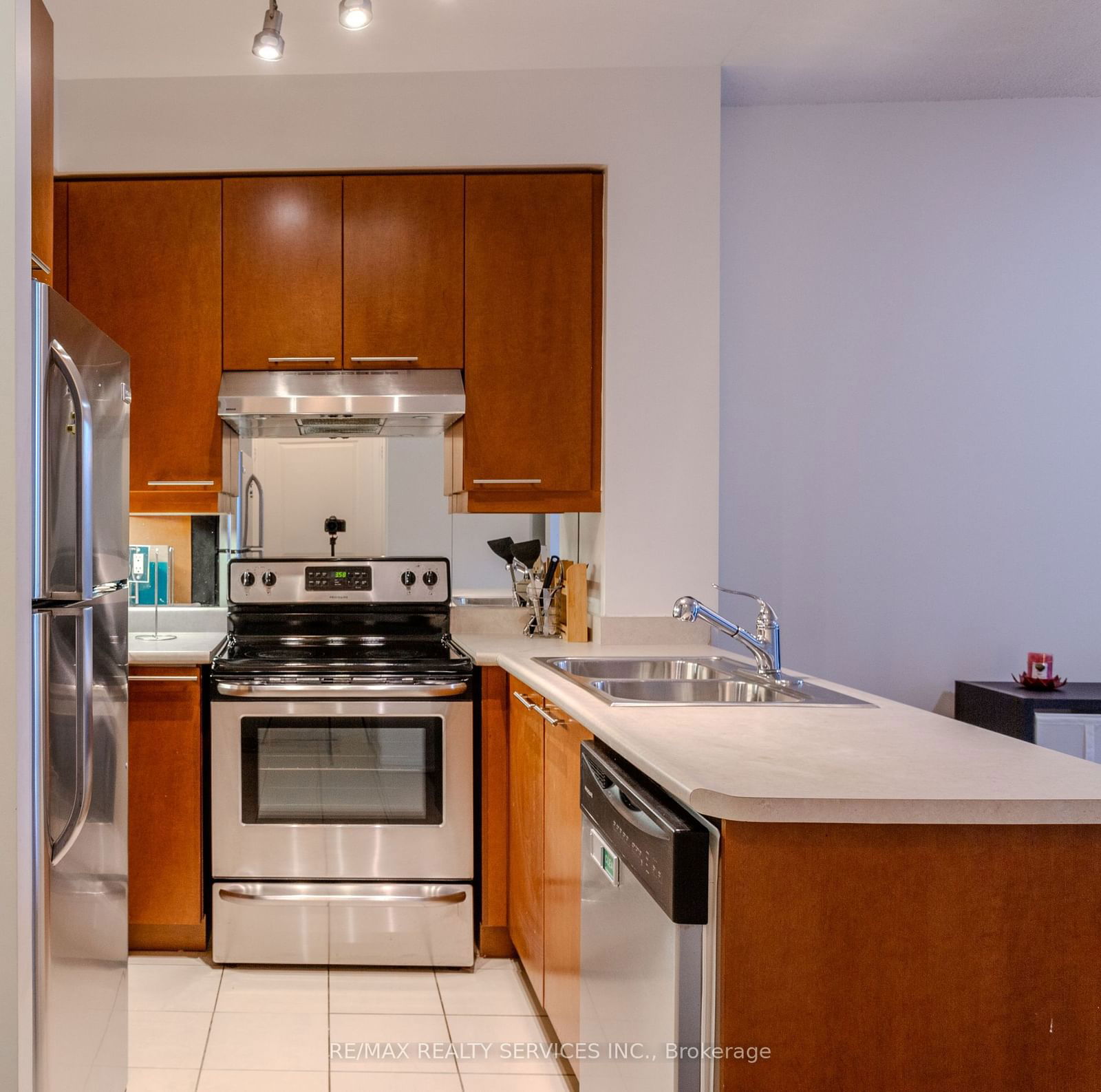 1121 Bay St E, unit 1407 for sale