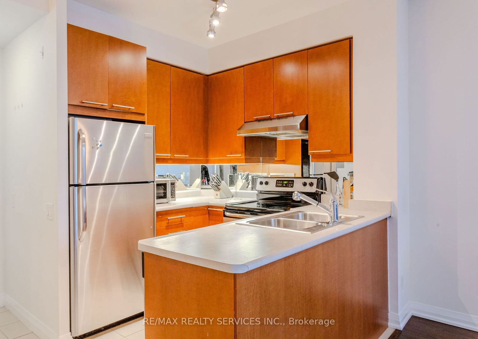 1121 Bay St E, unit 1407 for sale