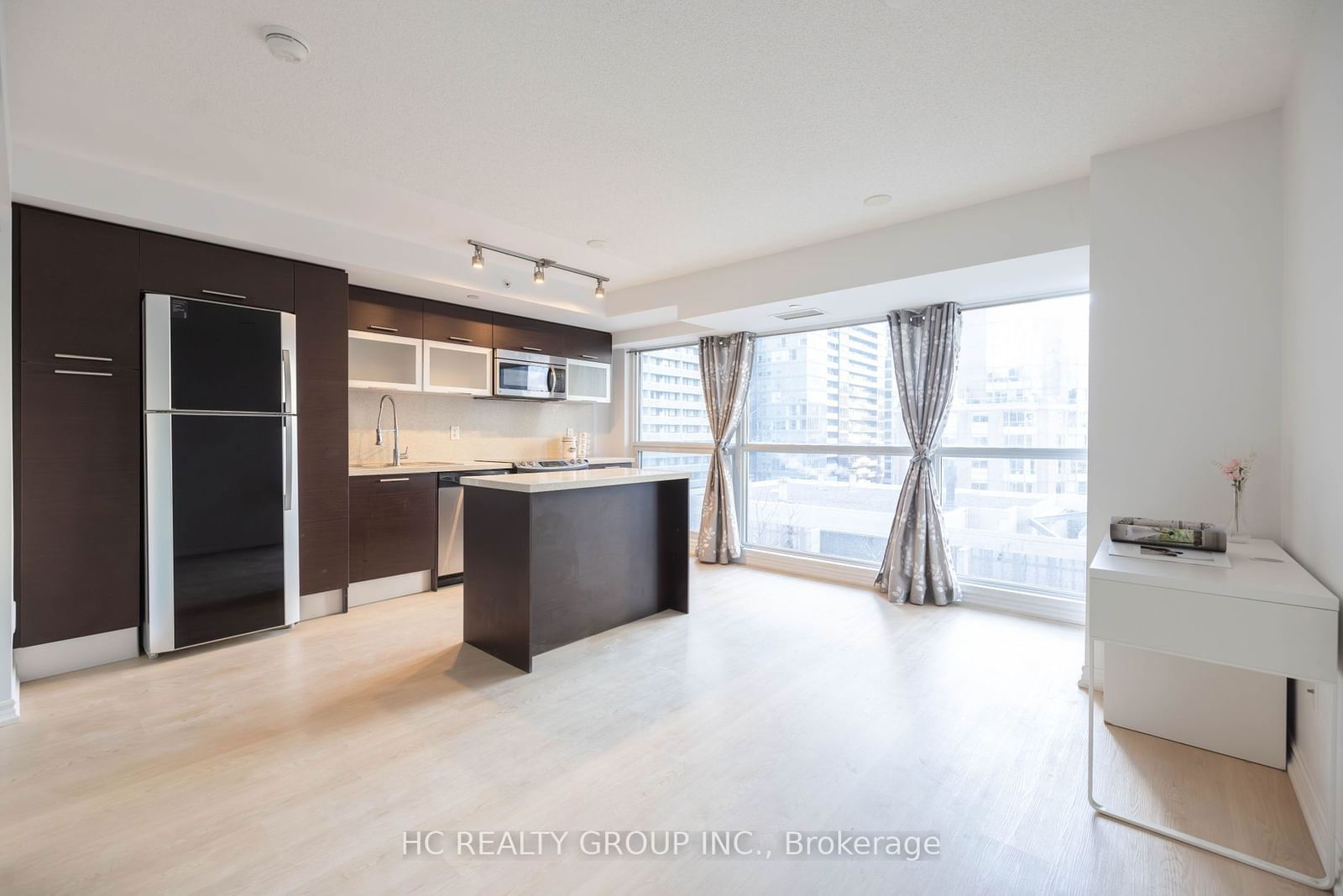 386 Yonge St, unit 819 for sale