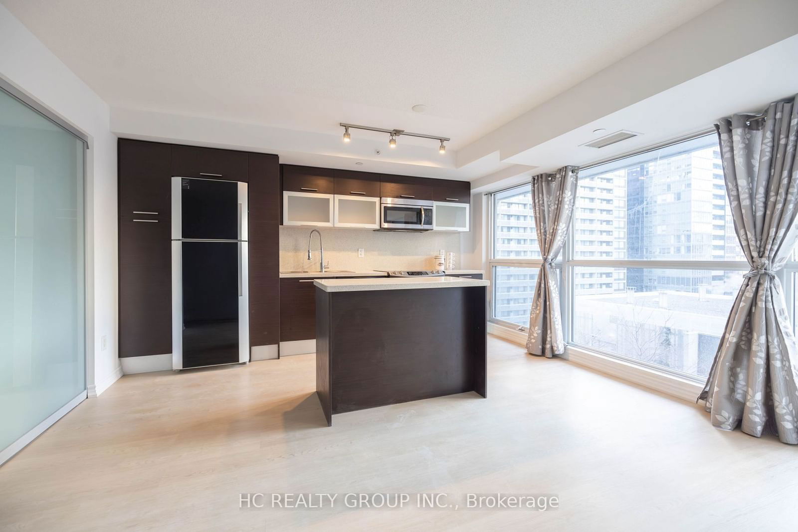 386 Yonge St, unit 819 for sale