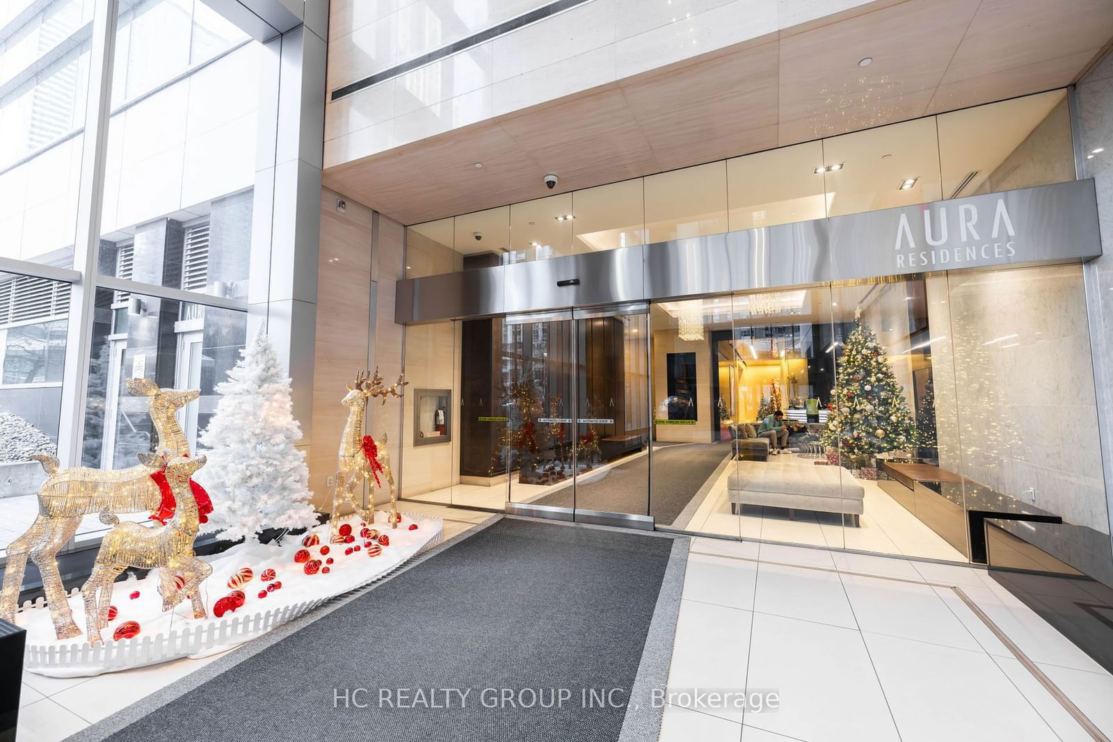 386 Yonge St, unit 819 for sale