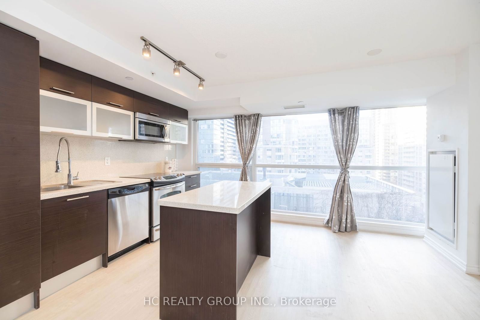 386 Yonge St, unit 819 for sale