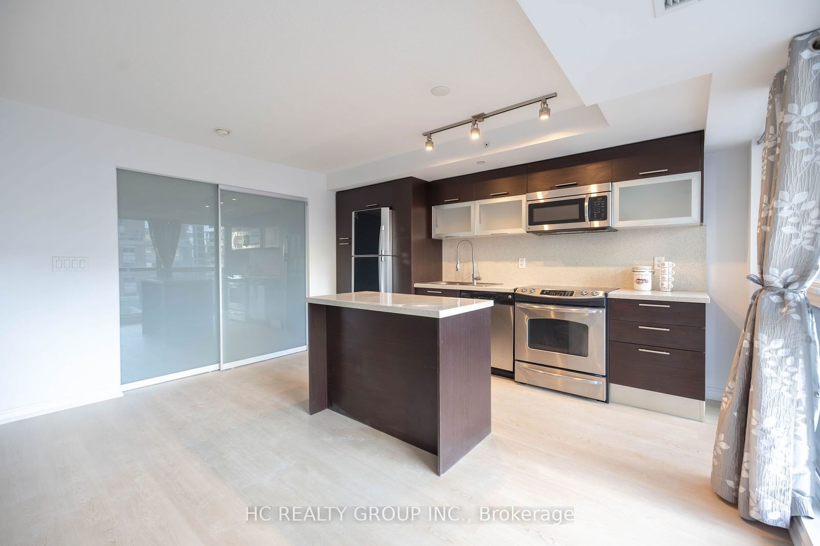 386 Yonge St, unit 819 for sale