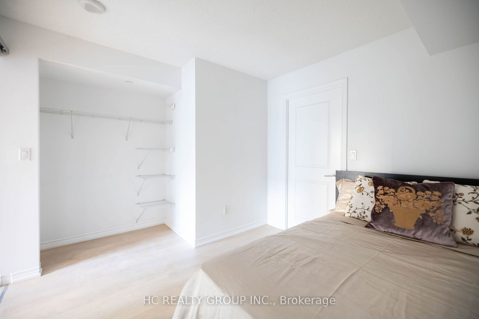 386 Yonge St, unit 819 for sale