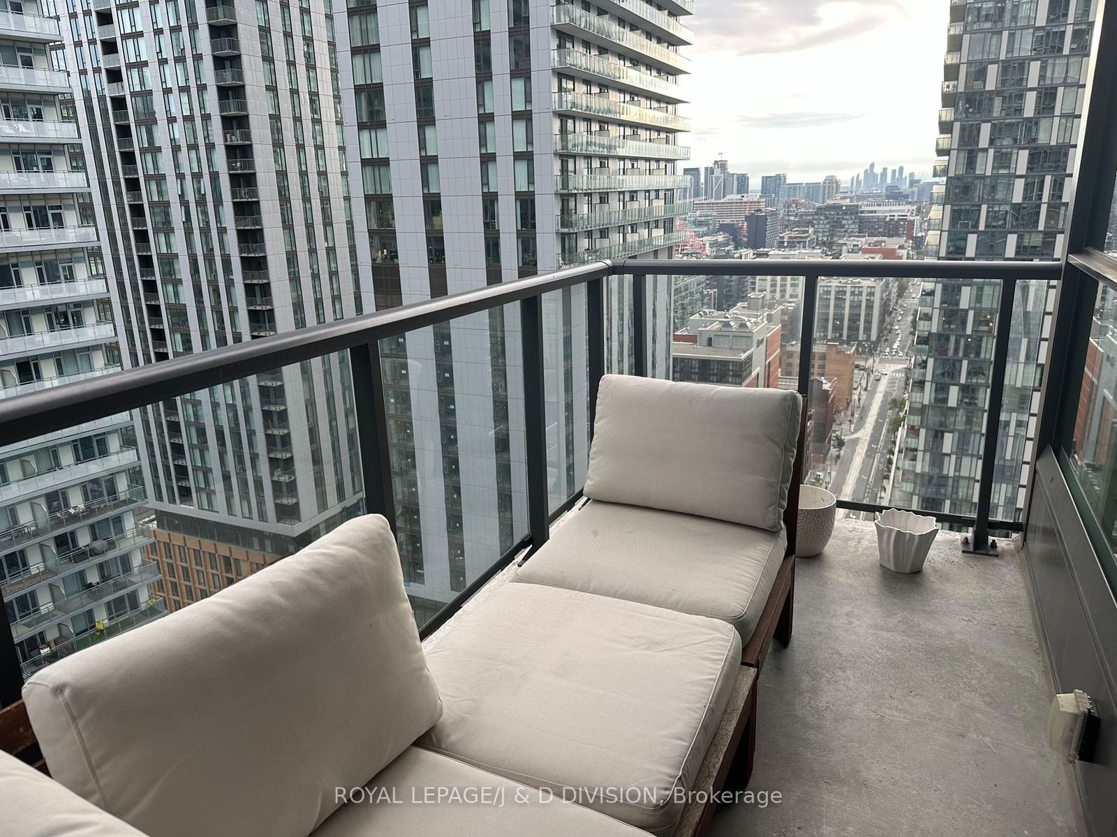 290 Adelaide St W, unit 2611 for rent