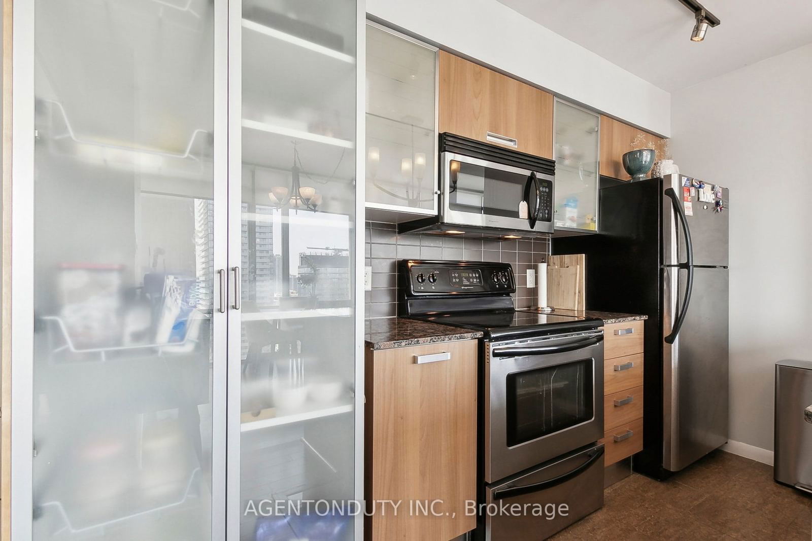 37 Grosvenor St, unit 2507 for rent