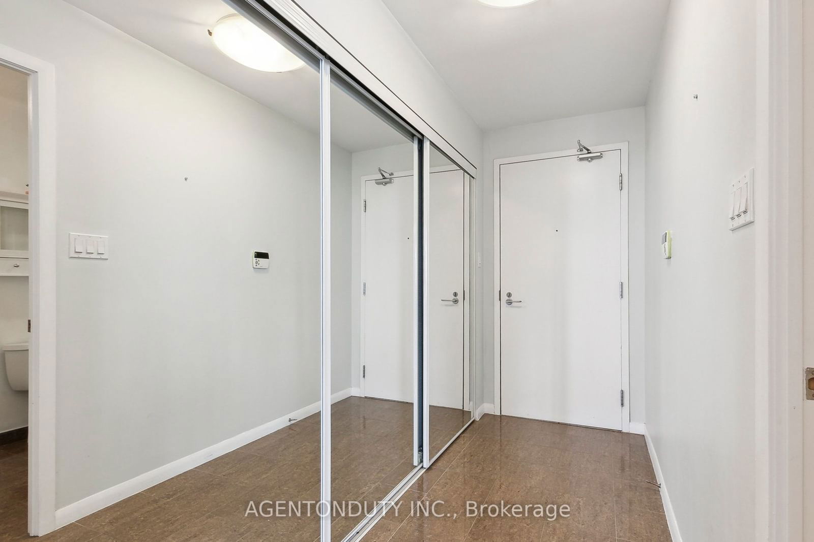 37 Grosvenor St, unit 2507 for rent