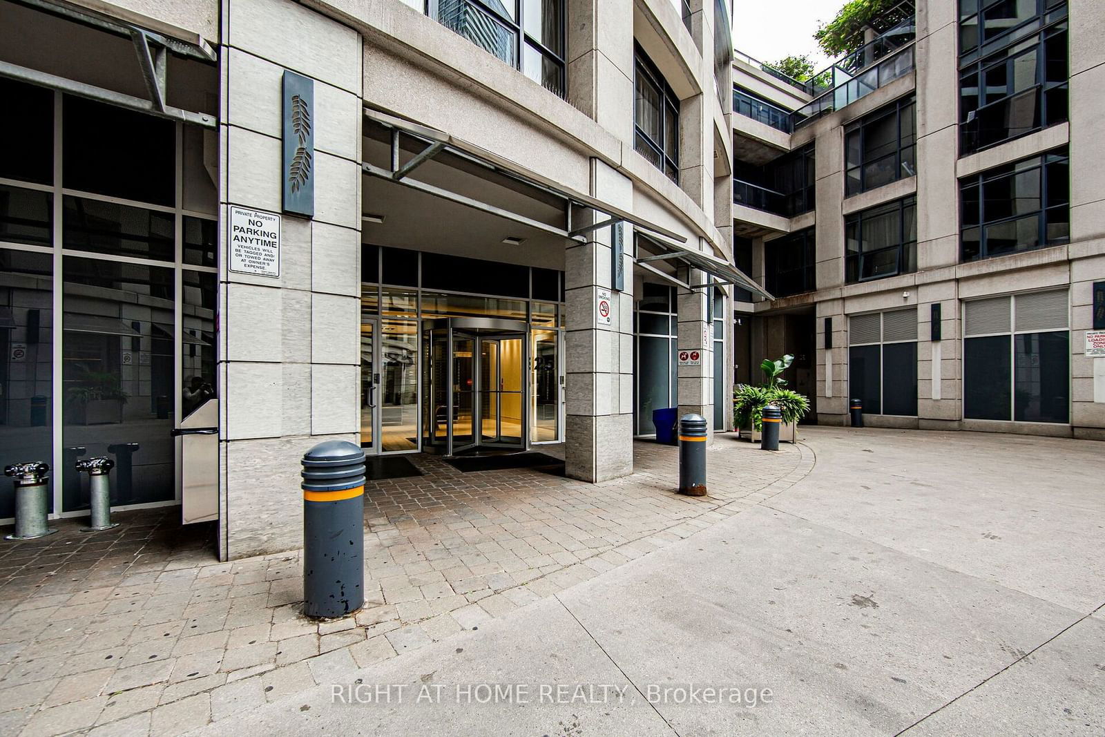 25 Carlton St E, unit 406 for sale