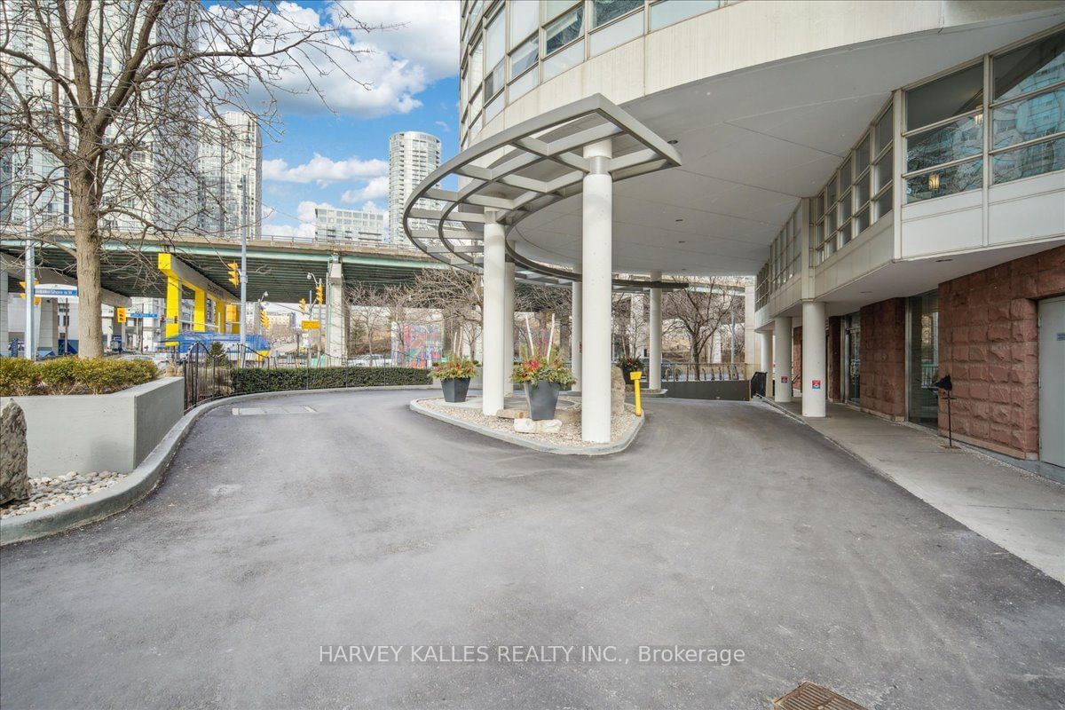 550 Queens Quay W, unit 809 for sale