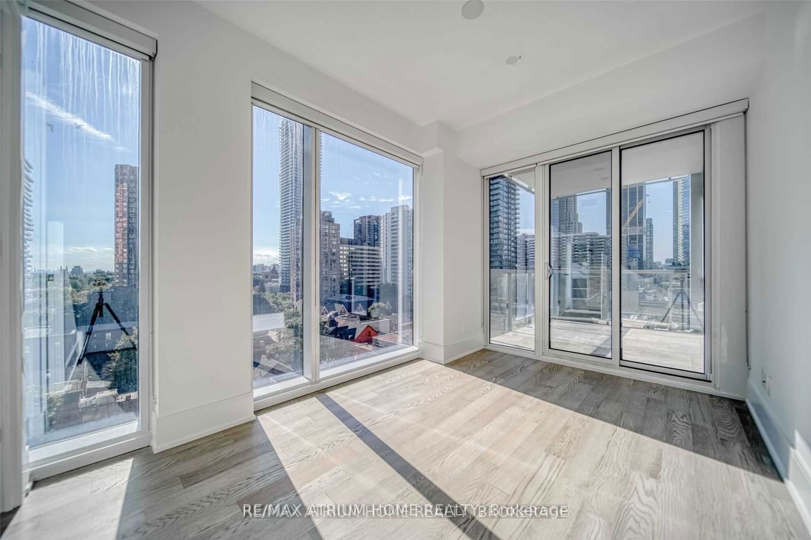 1 Gloucester St, unit 916 for rent