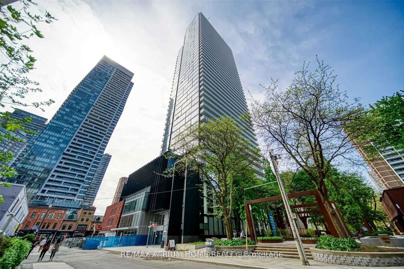 1 Gloucester St, unit 916 for rent