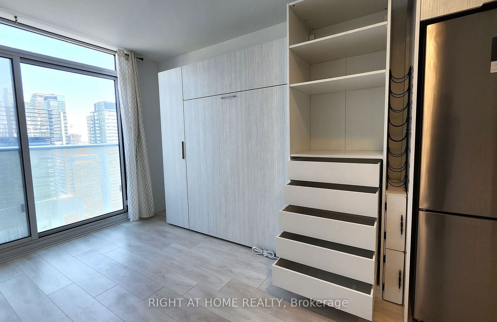 501 Yonge St, unit 2704 for sale