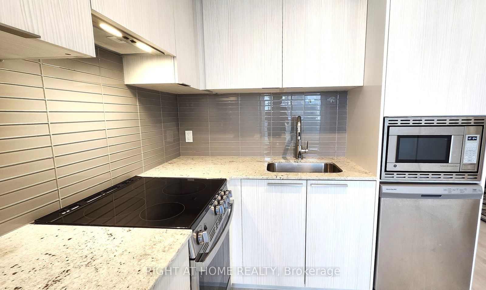 501 Yonge St, unit 2704 for sale