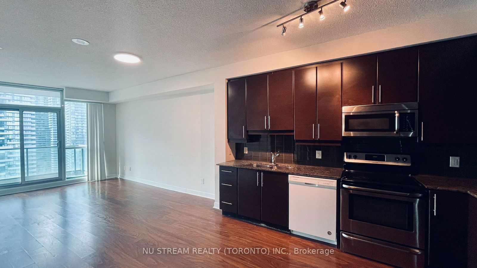 33 Bay St, unit 3113 for rent