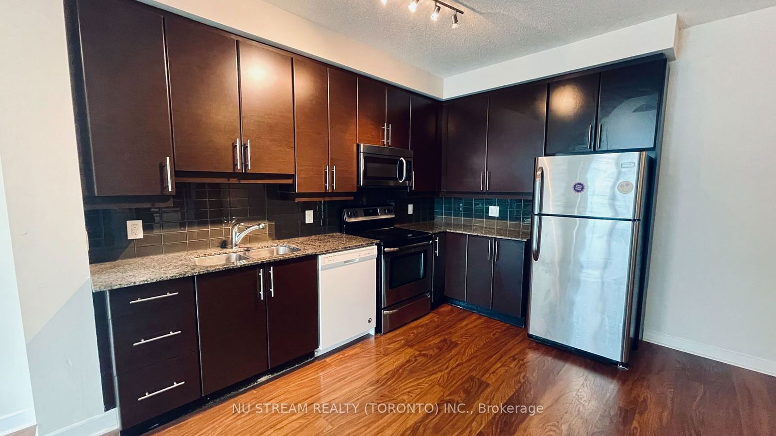 33 Bay St, unit 3113 for rent