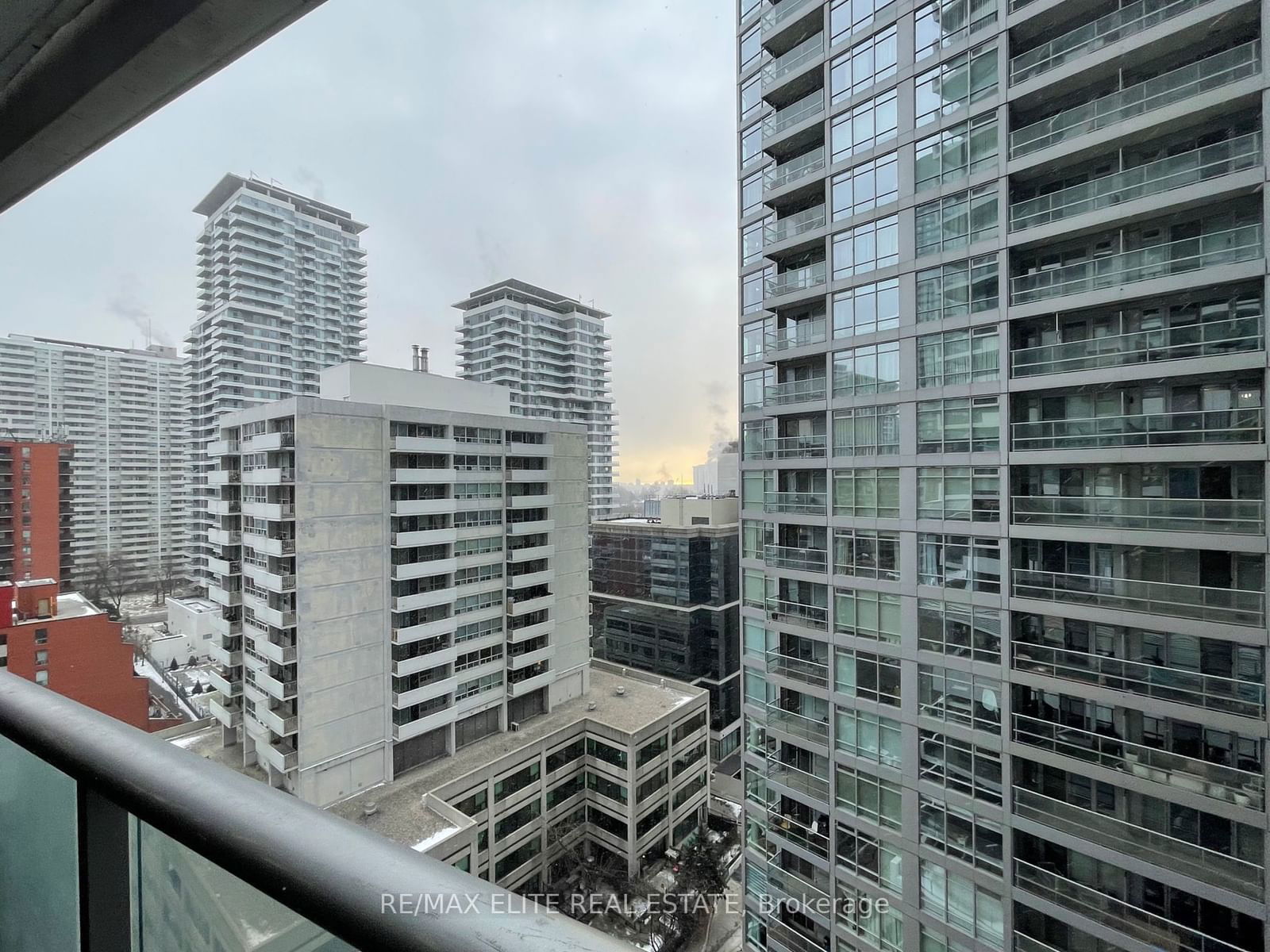 2221 Yonge St, unit 1105 for rent