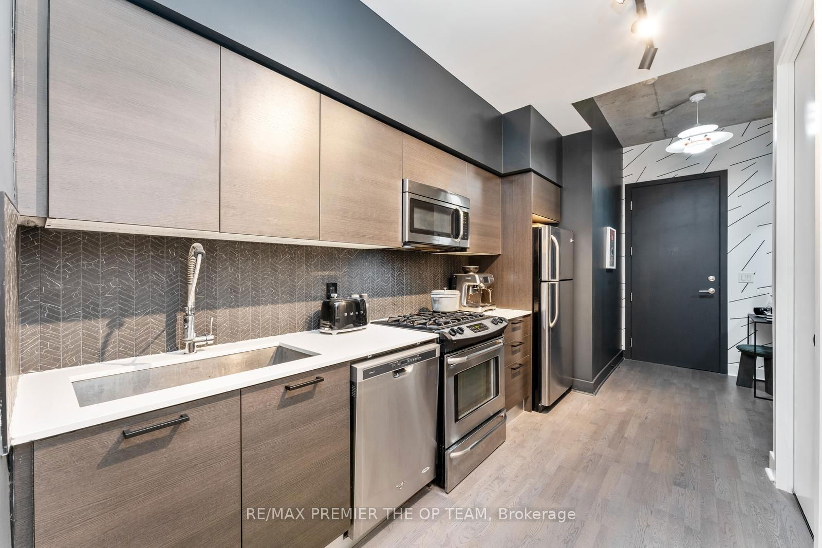 399 Adelaide St W, unit 203 for rent