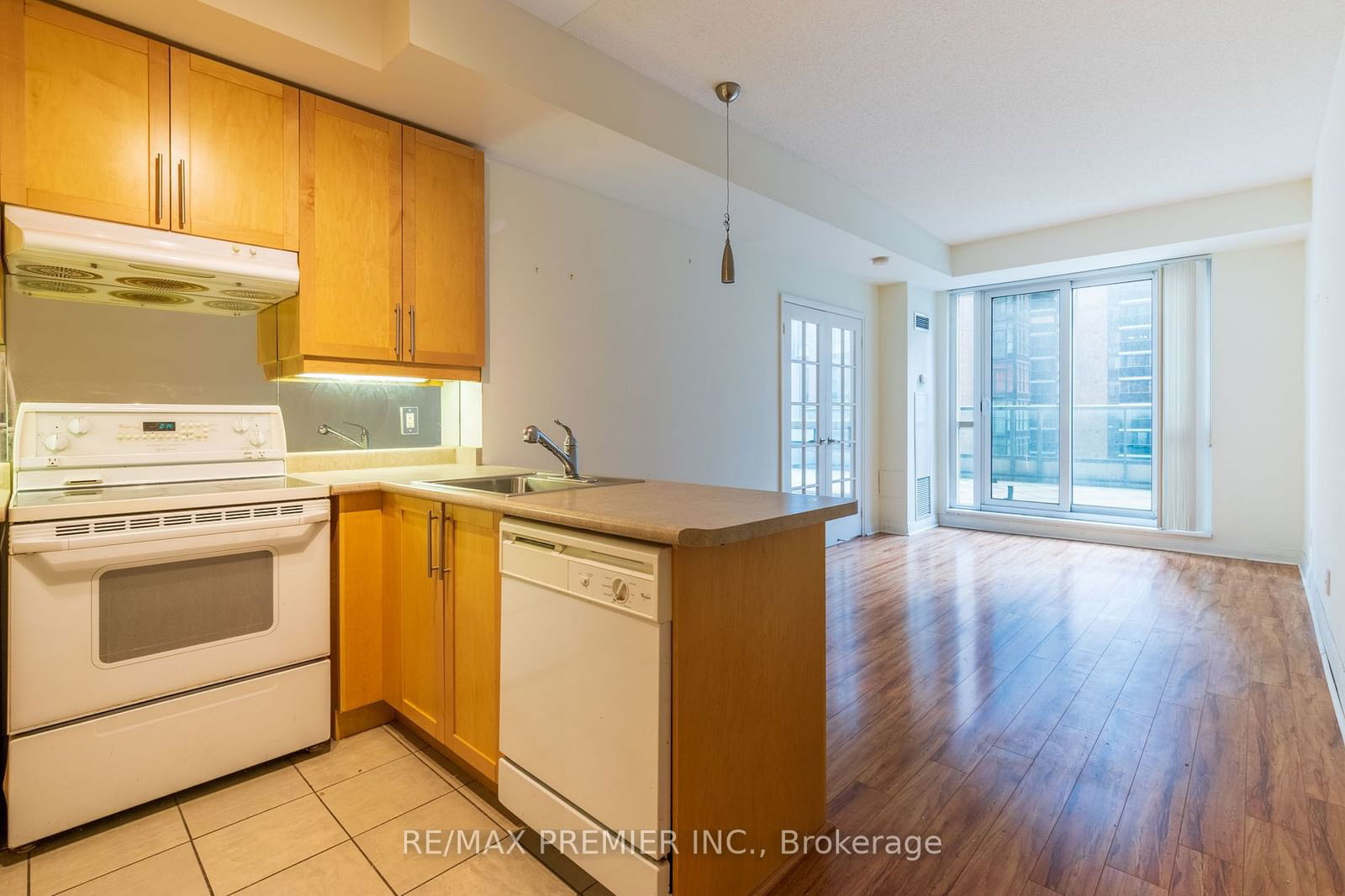 1121 Bay St, unit 402 for rent