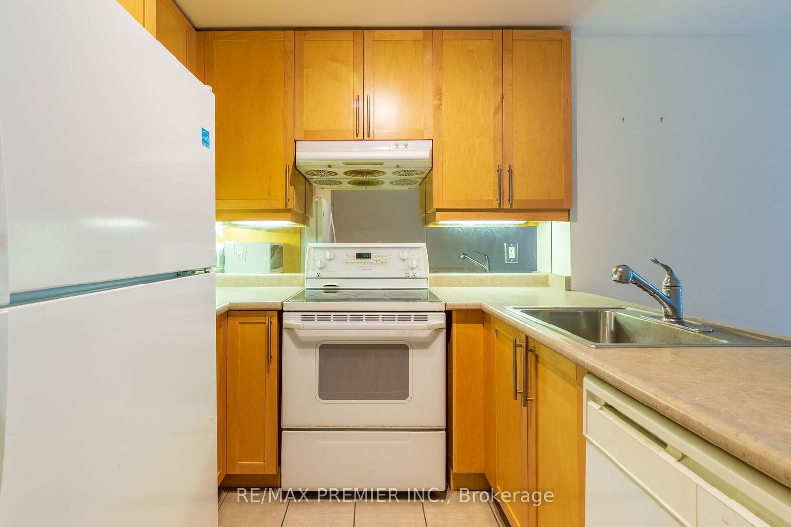 1121 Bay St, unit 402 for rent